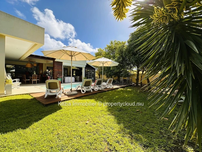 Contemporary Villa In A Secure Residence 
