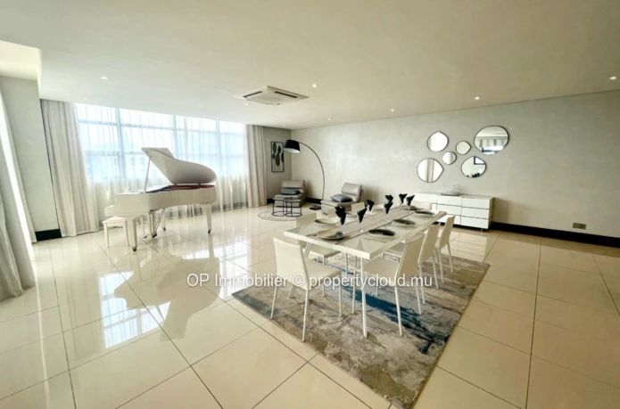 Appartement RES à vendre à Grand Baie, 215m², 3 chambres, piscine commune, meublé, climatisé, rénové, prix $580,000.