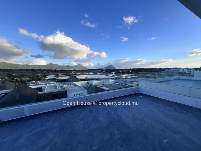 Seafront penthouse in Rivière Noire, 280m², 3 bedrooms, private pool, panoramic sea view.