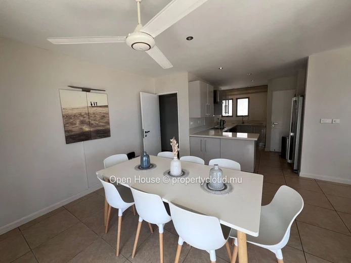 Penthouse pieds dans l'eau, vue panoramique sur la mer et la plage de trou aux biches, 3 chambres en suite. Piscine.