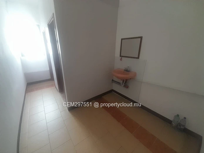 Bureau spacieux meublé à louer à Port Louis