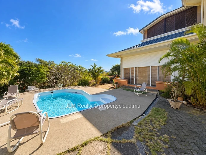 À vendre à Tamarin, Île Maurice : villa avec piscine sur 2 068 m² et vue dégagée sur Le Morne et l’océan