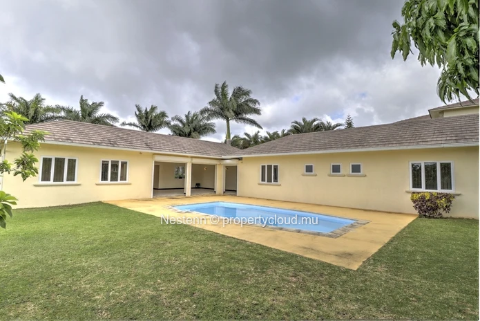 Maison spacieuse à 3 chambres, non meublée et bien entretenue, dans un domaine prestigieux.