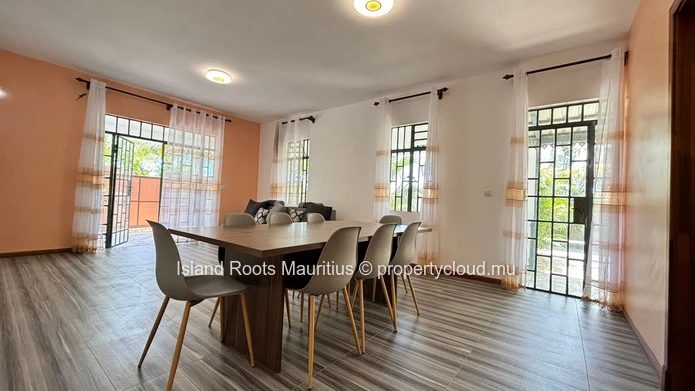 Péreybère : Maison de 4 chambres dans un endroit très prisé en location.