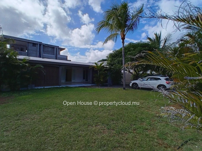 5-Bedroom Villa for Rent in Tamarin, 280m² Living Space, beach access