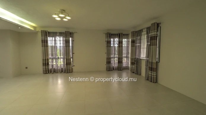 Modern single-storey villa with 6 bedrooms close to amenities.