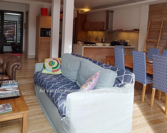 Duplex à vendre à Rivière Noire, vue mer et montagne, proche écoles, bus, golf, clinique et hôpital. 3 chambres.