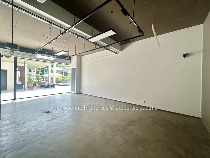Black River - Commercial space on the coastal road