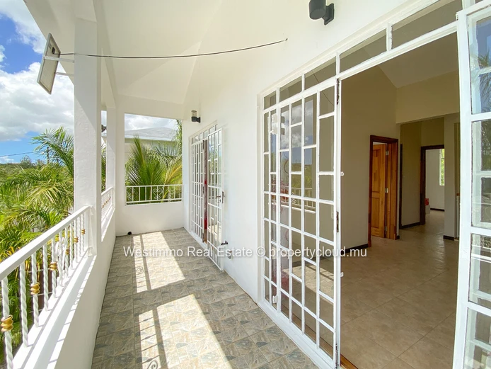 Villa meublée à louer à Péreybère avec 5 chambres et piscine privée
