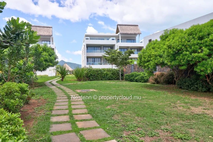 Magnificent 3-bedroom duplex with private pool and sea view.