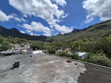 "Spacious Building for Sale in Vallée des Prêtres with 433m² Living Area and 375m² Land - Must See! Priced to Sell"
