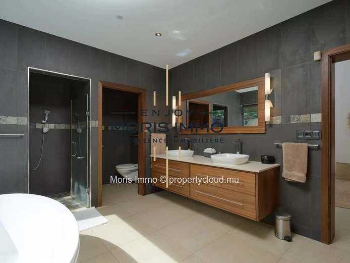 Superbe villa moderne de  4 chambres avec piscine