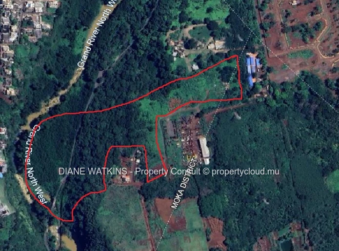 À Vendre – Terrain Commercial à Montebello