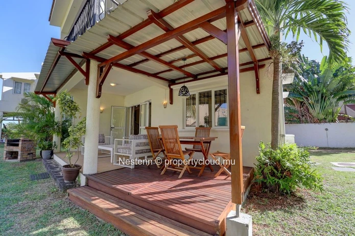 Stunning 3-bedroom duplex with sea access 