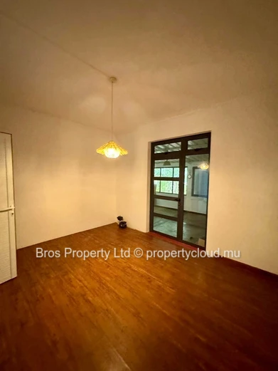 Rs 75,000/Month | Spacious Commercial Office for Rent in Curepipe