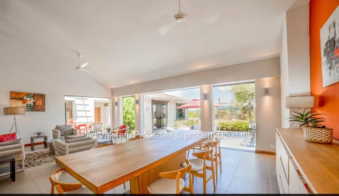 Maison spacieuse de 4 chambres avec piscine à Rivière Noire