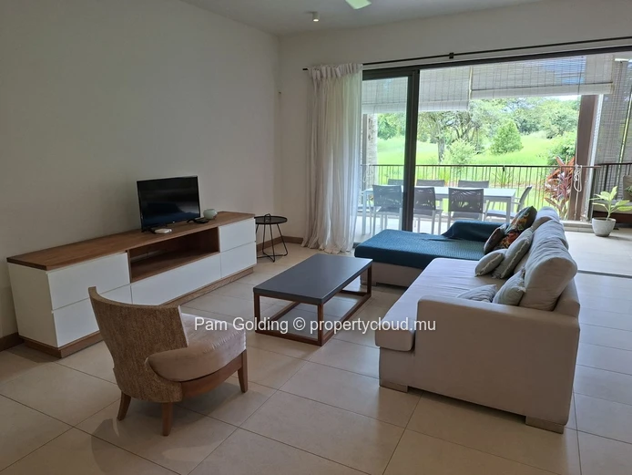 Découvrez ce superbe appartement 2 chambres avec salles de bains ensuite, terrasse avec jardin privé, piscine commune... (Mandat exclusif)