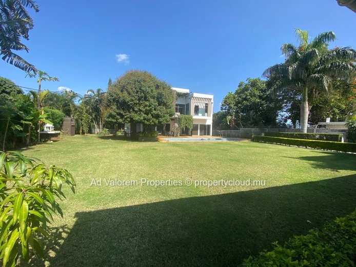 Luxueuse maison contemporaine avec jardin et piscine dans un quartier paisible