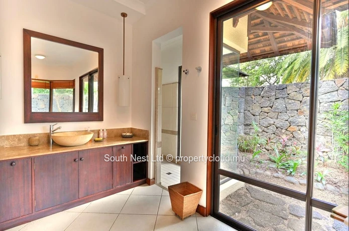 Villa de Prestige dans un Domaine Golfique à Tamarin | Piscine Privée & Vue Montagne