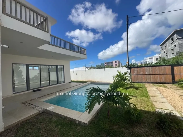 New Build Villa in Péreybère with En-Suite Bedrooms 