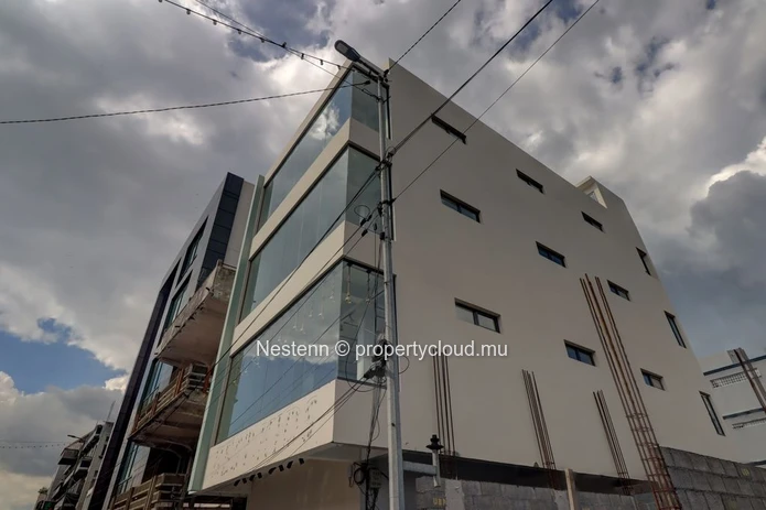 Investissez au cœur de Port-Louis: Bâtiment commercial moderne – Emplacement stratégique, prêts à exploiter