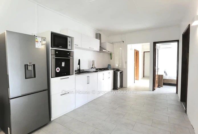 Appartement meublé à louer à Rivière Noire - Black River, 85m², 2 chambres, piscine commune, équipements de cuisine e...