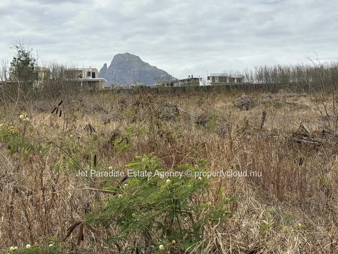 Terrain résidentiel à vendre à Flic en Flac, 35.897m², vue montagne, proche écoles, arrêt de bus et magasins. Prix : ...