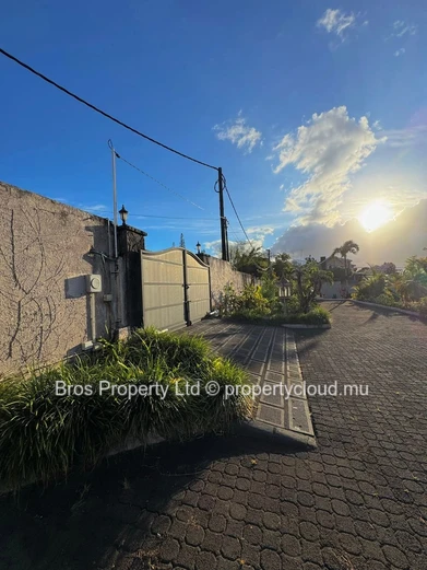 Villa 4 chambres à louer - Floreal, Curepipe | 110 000 roupies par mois | Terrain de 50 perches | 6 000 pieds carrés