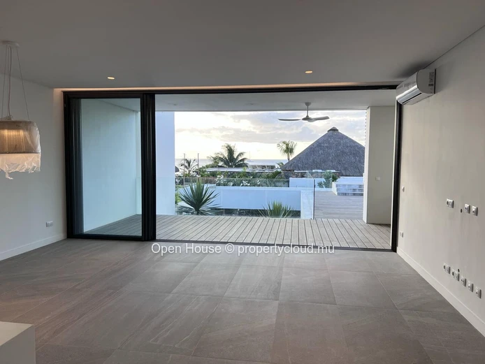 Townhouse PDS à vendre à Rivière Noire, Tamarin, 250m², terrain 500m², 4 chambres, piscine privée, vue mer, Rs 50M.
