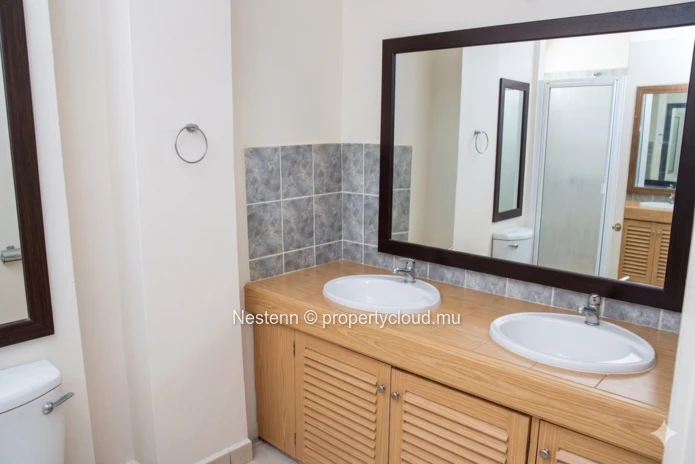 Spacious 3-bedroom apartment with mountain view