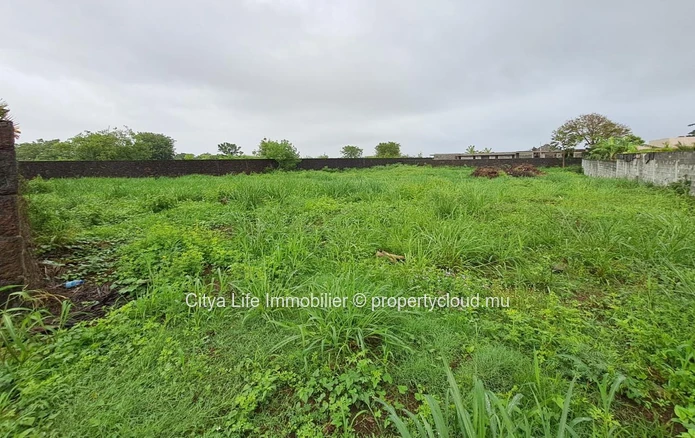 Terrain résidentiel de 1 200 m² avec piscine à Mont Choisy