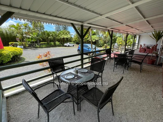 Charming restaurant oasis in iconic, serene location