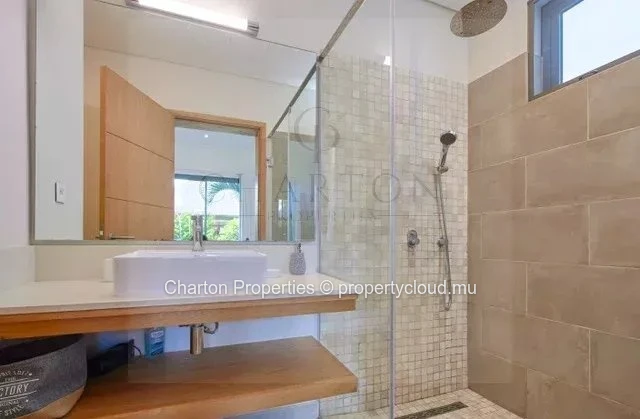Villa de plain-pied de 4 chambres en suite avec studio indépendant et piscine privée