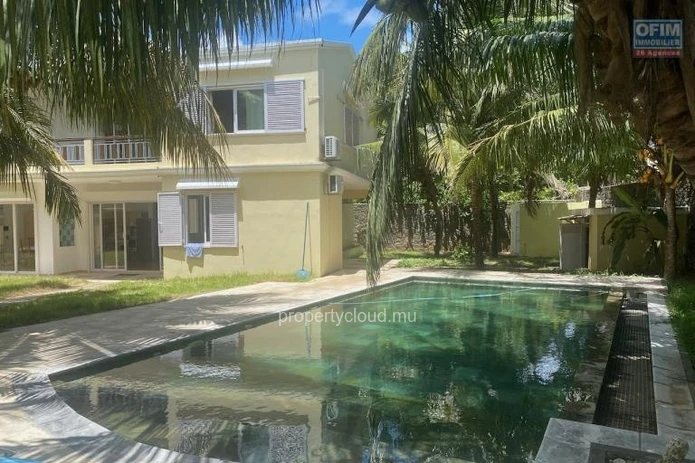 A vendre une villa accessible AUX ETRANGERS ET AUX MAURICIENS idéalement situé à Bain Bœuf à 200 mètres de la plage. ...