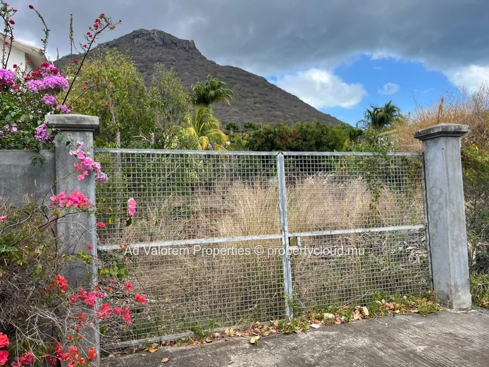 Terrain résidentiel de 1 064 m² à vendre à Rivière Noire