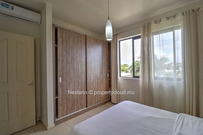 Bel appartement de trois chambres avec terrasse et vue sur la mer