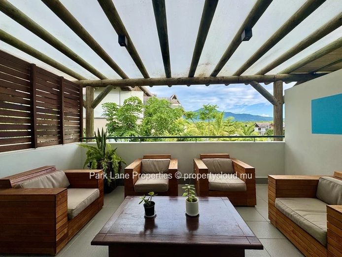 Cute waterfront apartment with view on Marina, between river and mountain.