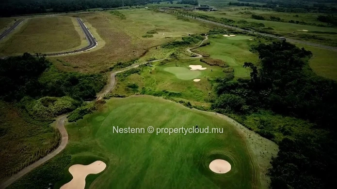  Live in a prestigious golf estate surrounded by nature