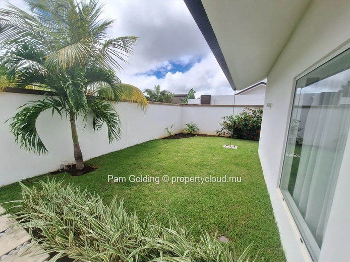 Serene Elegance: 3-Bedroom Villa in Clos du Littoral, Grand Baie