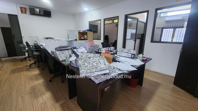 Spacious duplex office of 200 m² close to amenities