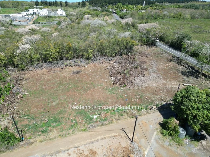 Terrain résidentiel de 844m2 idéal pour maisons ou commerce terrain d'angle divisible 