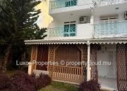 Cet appartement spacieux et confortable de trois étages 