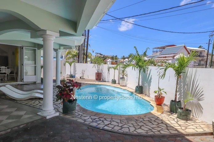 Appartement de 3 chambres à seulement 2 minutes de la plage, avec tout le confort moderne et piscine.