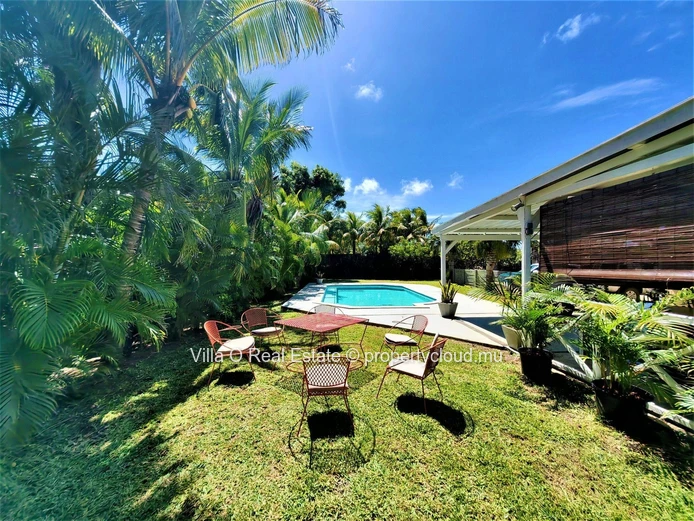Charmante maison à étage dans un quartier privé, comprenant 3 chambres à coucher, sur un beau jardin arboré avec une ...