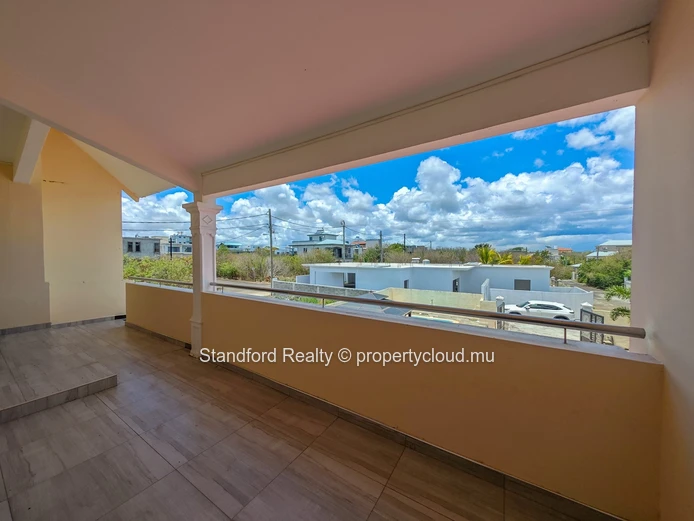 Modern First-Floor Apartment with Open-Plan Kitchen & Private Entrance – Mont Choisy