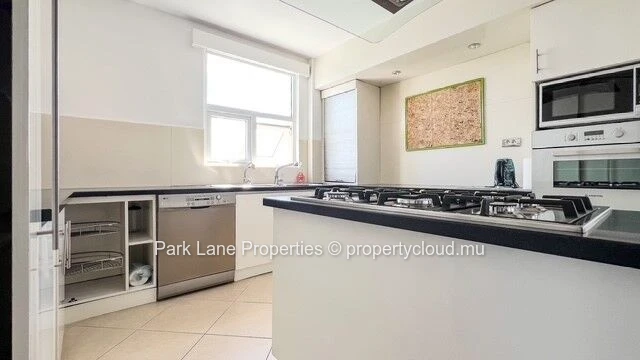 Superbe appartement moderne de 330 m² avec vue imprenable sur la montagne et la mer