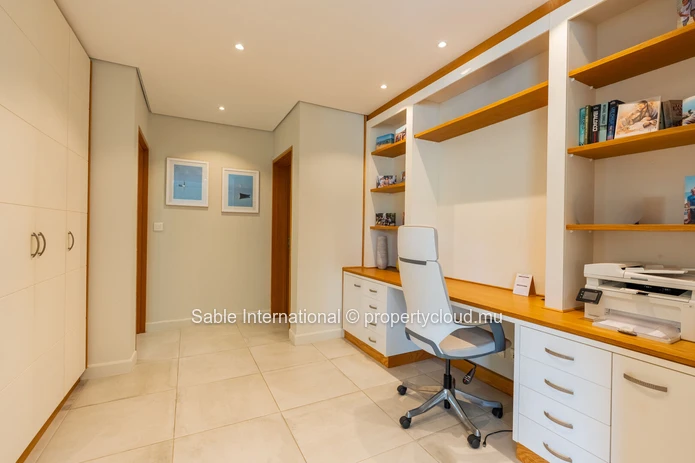 Penthouse PDS à vendre à Tamarin, Rivière Noire. Terrain de 210m², 3 chambres, piscine privée, vue rivière et montagne.
