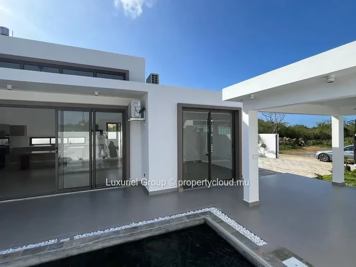 Confort et Élégance à Pereybere : Villa Neuve avec Espaces Ouverts