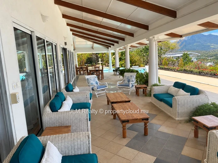 Villa d’exception à louer à Rivière Noire, Île Maurice – Vue panoramique sur Le Morne et l’océan