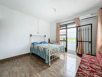 6 Bedroom House